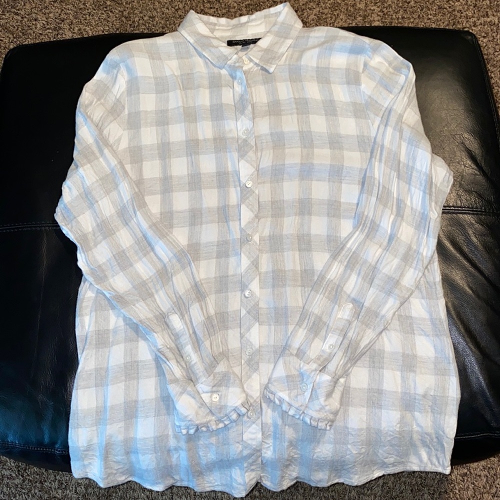 Banana Republic Women’s XL Dillon Long Sleeve Shirt with Ruffled Cuff.